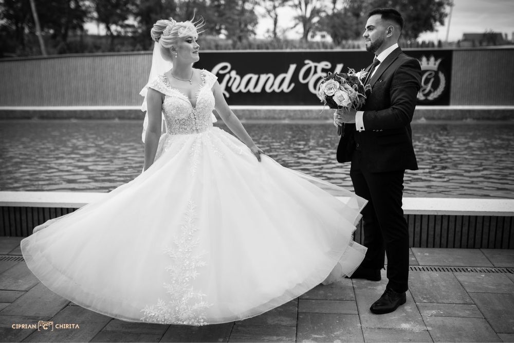 Vand rochie mireasa!