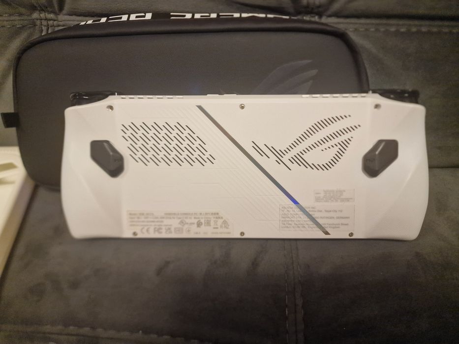 Asus ROG Ally Z1 Extreme 1TB+3 кейса, протектор и докинг стация