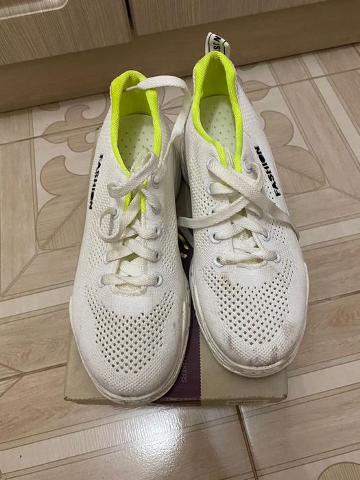 Продам кроссовки.р.37.5