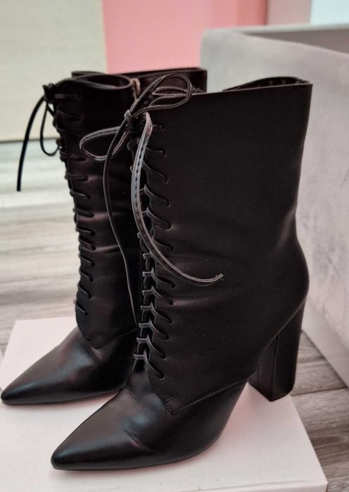 Черни боти с връзки
