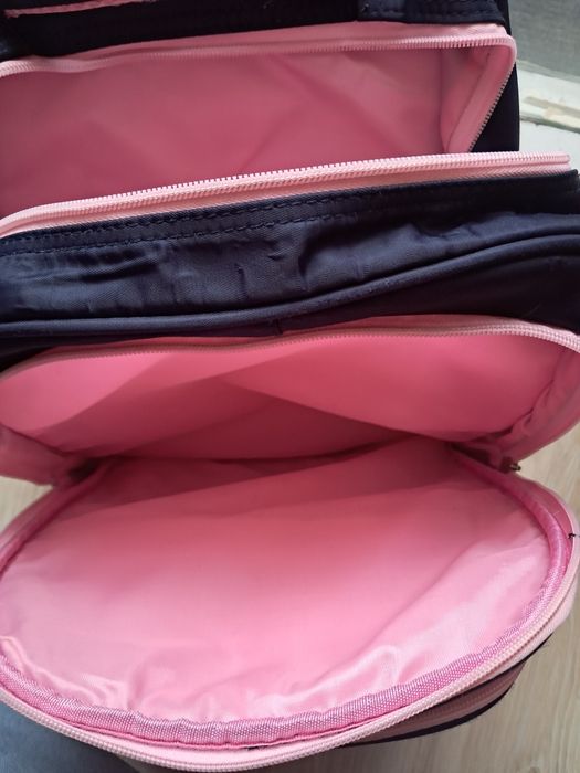 Детска раница със три отделения и един джоб отпред  в отлично състояни