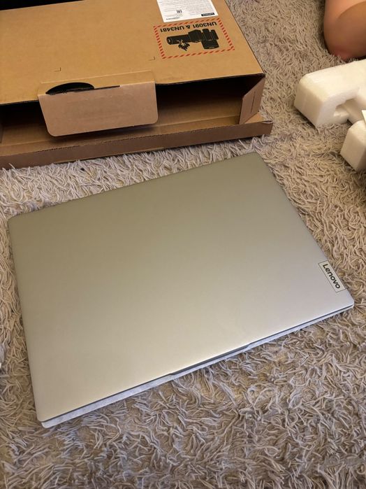 Lenovo IdeaPad Slim 3 16ABR8