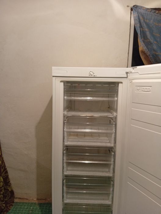 De vanzare lada frigorifica zona Ploiesti malul roșu 4milione jumate