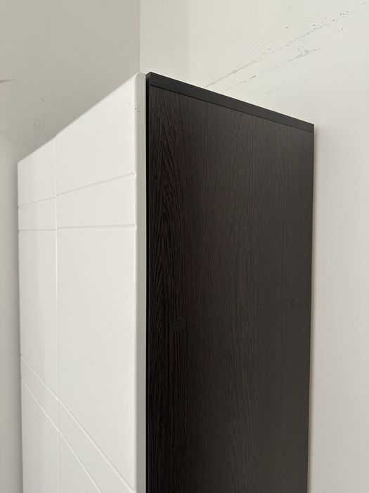 Шкаф б/у с белыми дверями