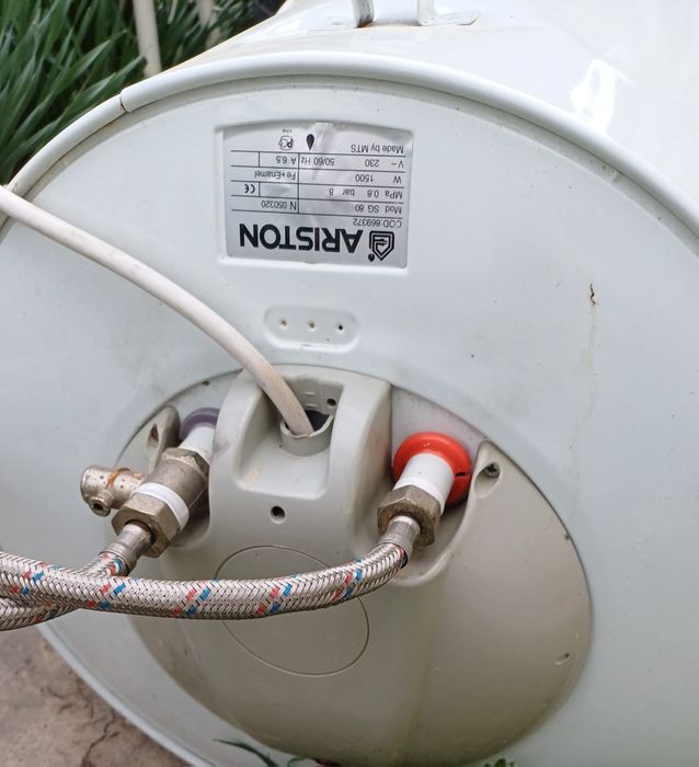 Аристон водонагреватель.