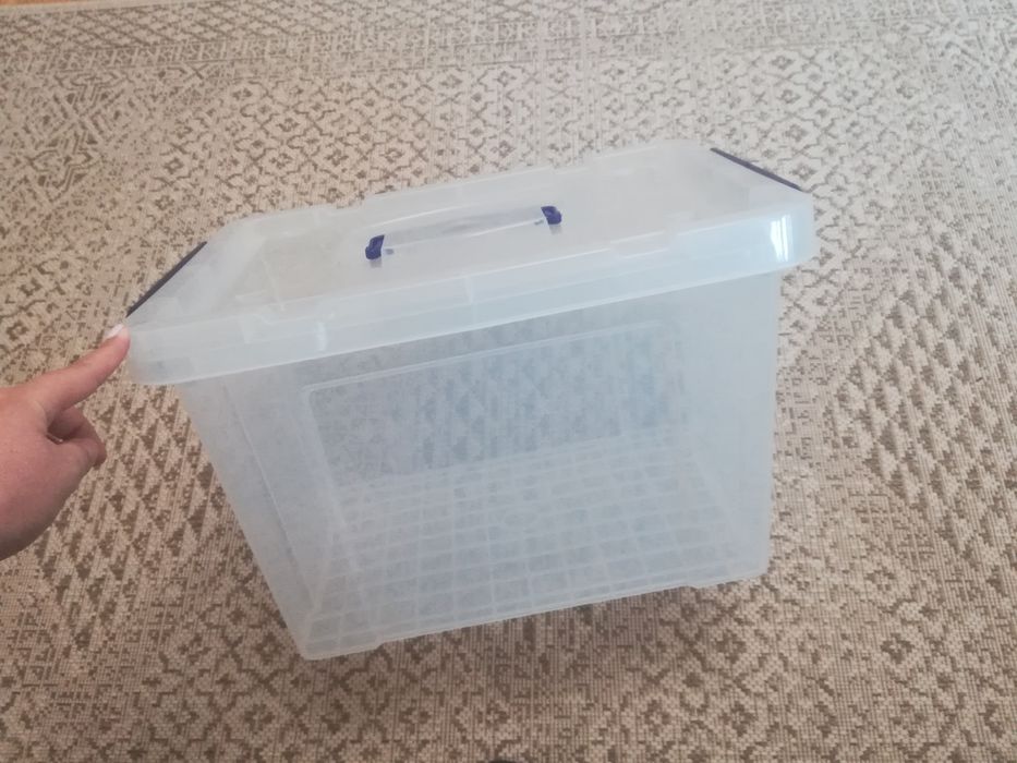 Продам контейнер  и светильник.