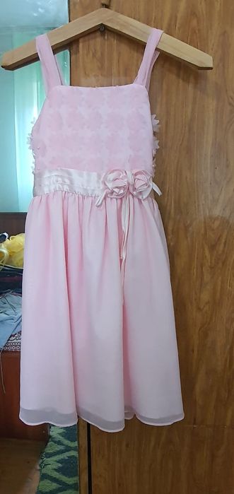 Нарядные платья на девочк.