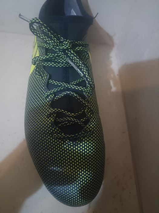 Pereche de ghete de fotbal Adidas Predator .