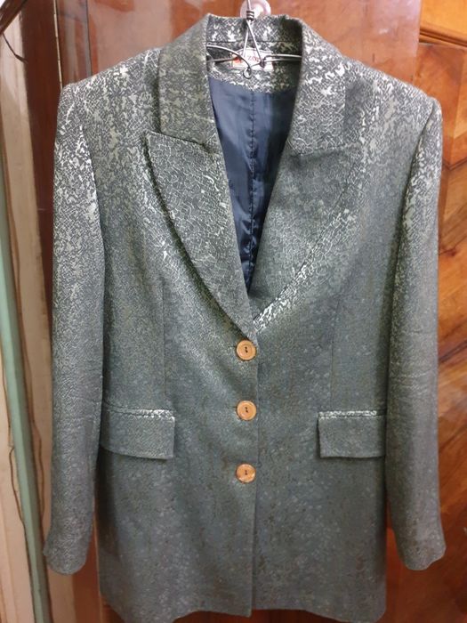 Женские костюмы.