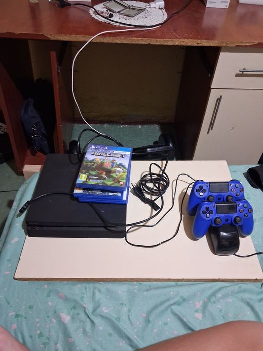Pachet PlayStation 4 Slim + 2 Controllere + Stație Încărcare + 4 Jocuri