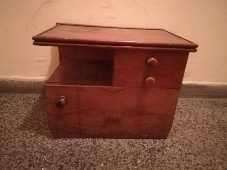 Дървено масивно шкафче