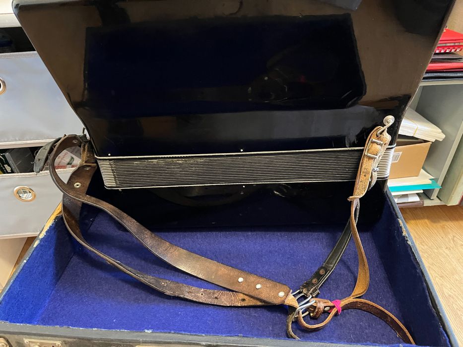 Акордеон Weltmeister Caprice 120 баса.