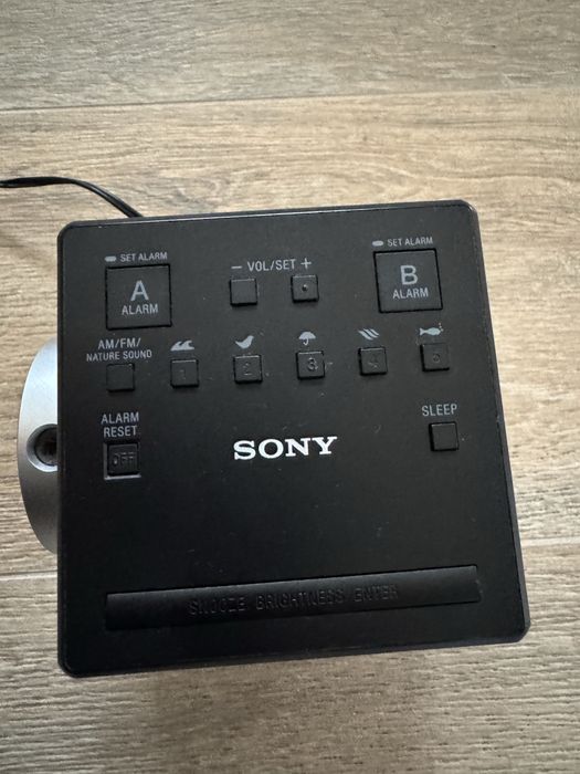 Ceas radio Sony cu proiector pe perete/tavan + alarmă