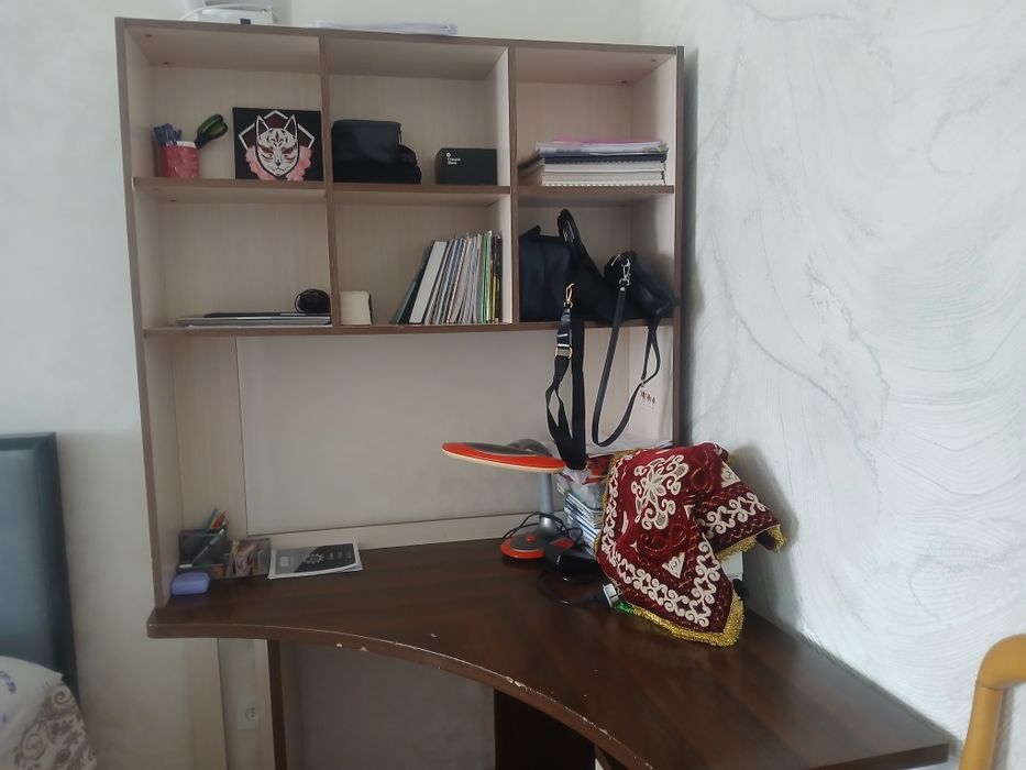 Продаю столик компьютерный