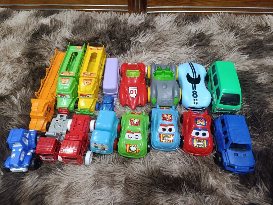 Игрушки для мальчика,пластмассовые машинки. См.все фото
