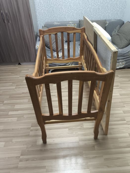 Кроватка детская деревянная