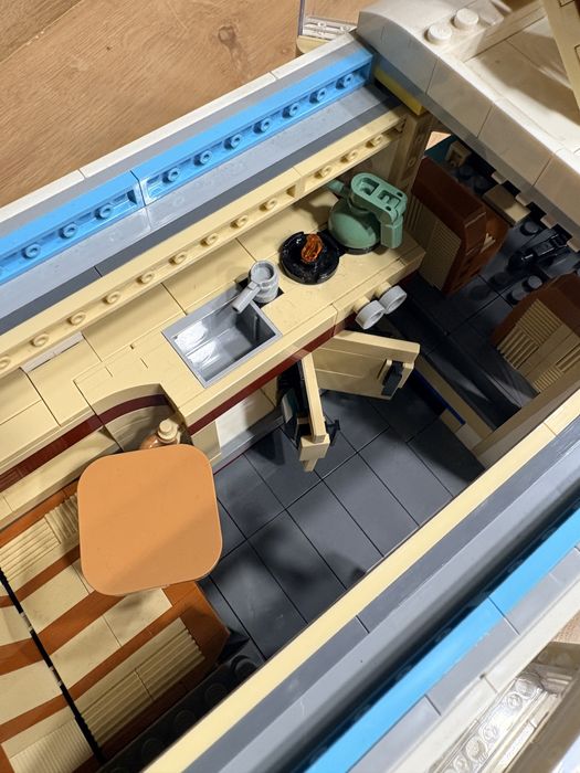 Mașinuță LEGO Volkswagen T2 Camper Van VW + surf board