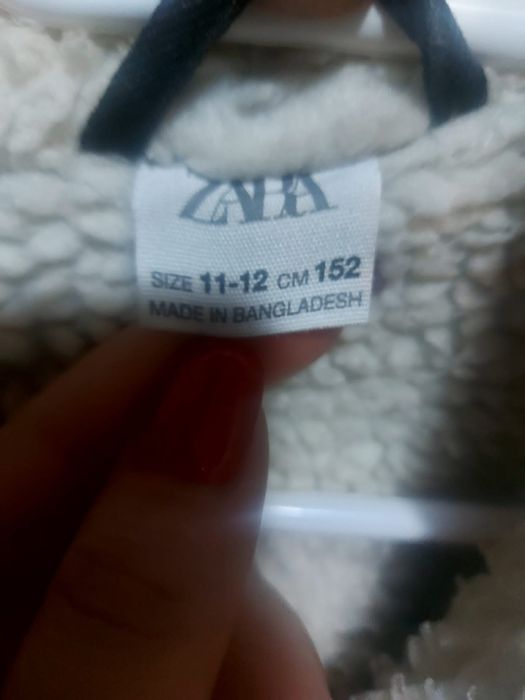 Jacheta de blugi  de la ZARA,imblanita.purtate de 2-3 ori