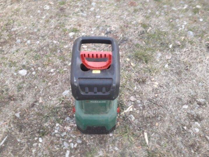 Tocator crengi si resturi vegetale electric PMH 2400 W