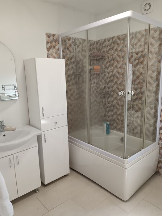 Vand casa cu etaj 4 dormitoare garaj si terasa