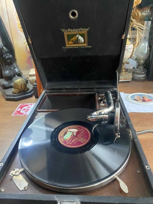 Patefon *His Master*s Voice*, model 1910-1930, in stare de functionare foarte buna.