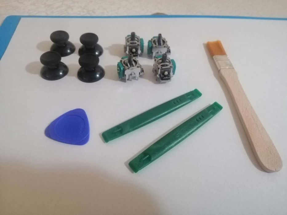 Pachet de 4 stick-uri cu efect Hall compatibile cu controlerul PS5