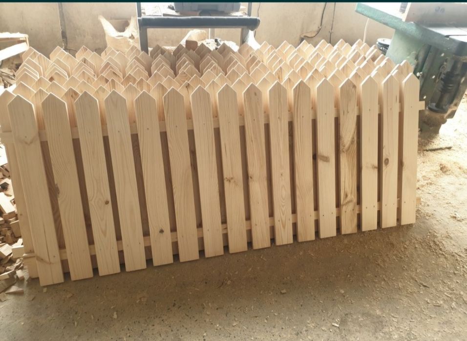 Колове за домати и овошки и дървена оградка