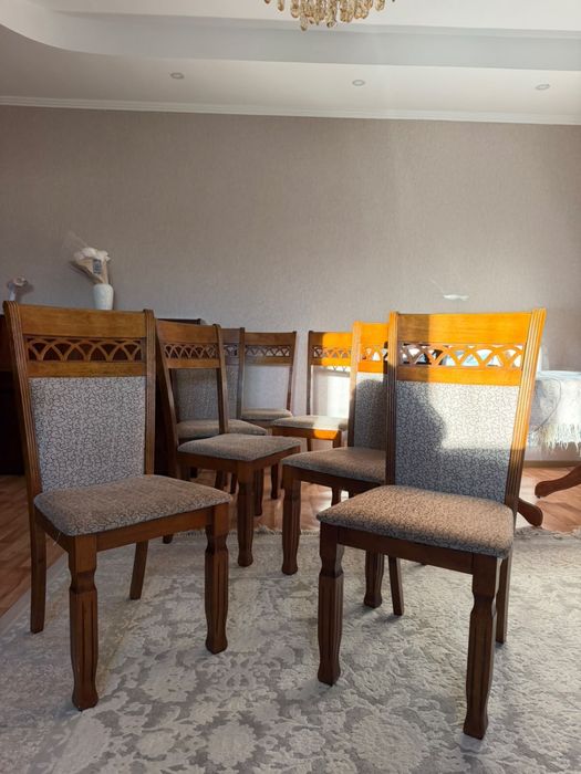 Продам 10 красивых деревянных стульев