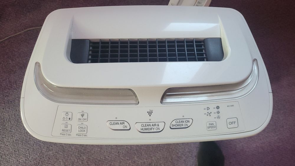 Purificator si umidificator aer Sharp model KC-A40 plasmacluster, stare foarte bună de funcționare.
Modelul Sharp KC-A40EU