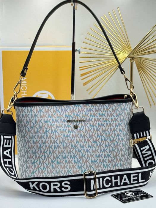 Geanta Michael Kors noua !!! Dimensiuni 35/21 !!!