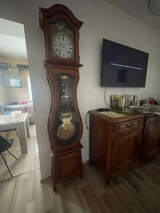 Vând  mobilă vintage compusă din comodă  nuc,set canapea 2 locuri și 2 fotolii,dulap cu vitrină și ceas pendulă!