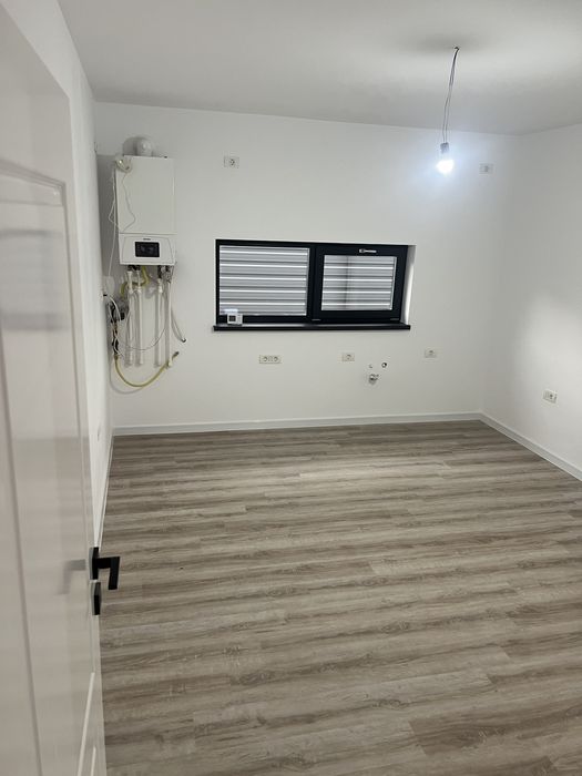Casa de vanzare P+1E-1km de târgul săptămânal