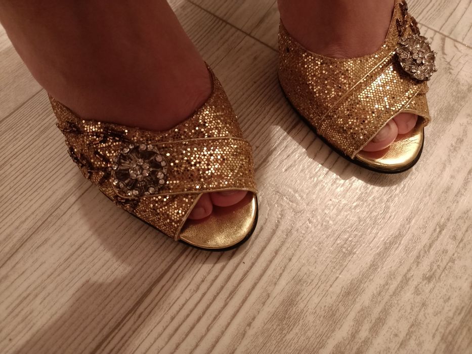 Продам босоножки