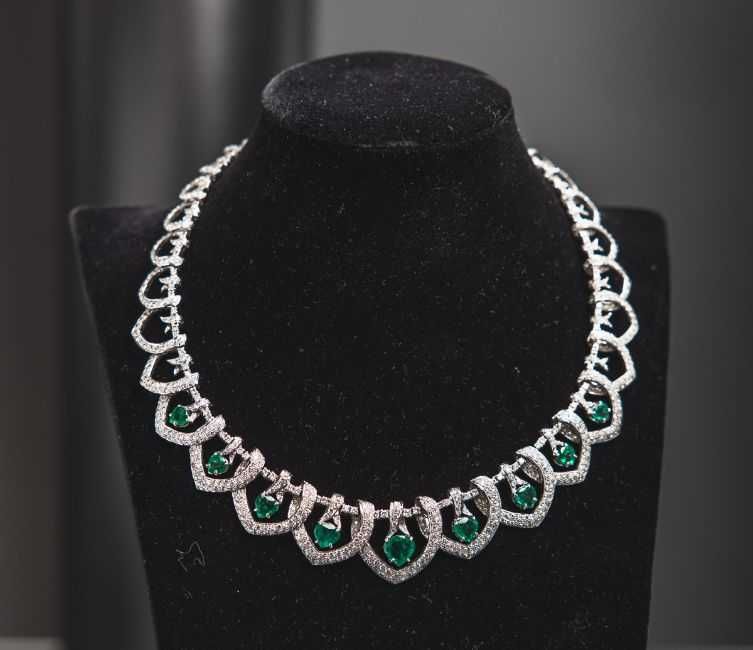 Excepțional colier din aur alb, decorat cu smaralde și diamante