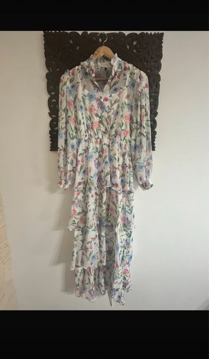 Rochie superbă, înflorată, in culori pastelate.