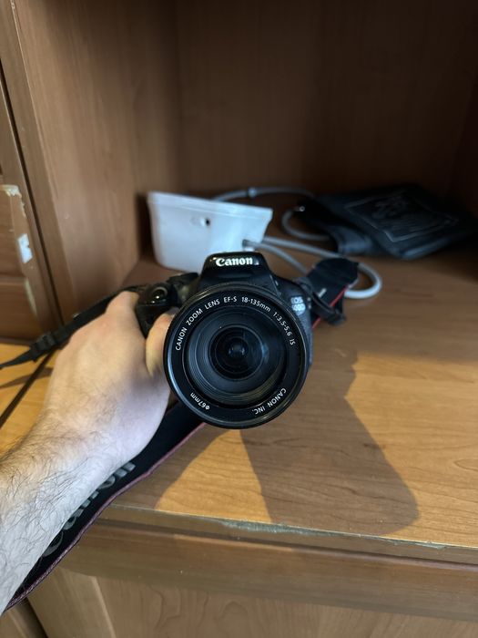 Продам зеркальный фотоаппарат Canon EOS 600D