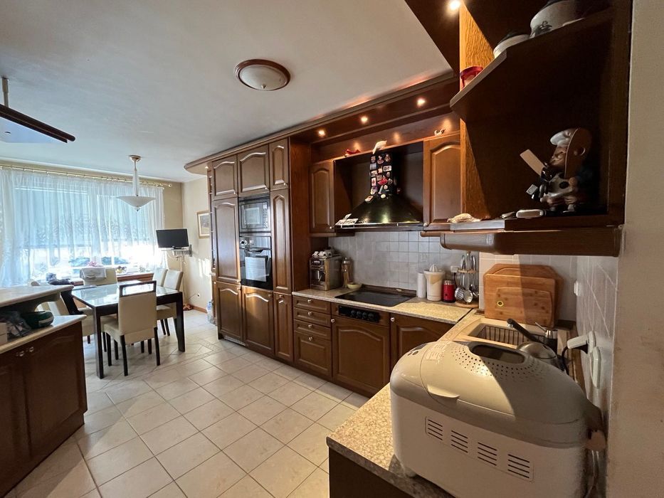 Гръцка кухня( 5,4 м.) с бар (1,8 м.) с  врати от масивна дъбова рамка