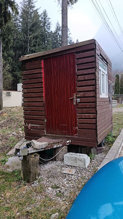 Vînd rulotă fast food.