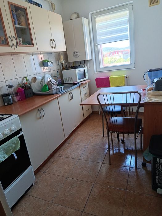 Închiriez apartament cu 2 camere