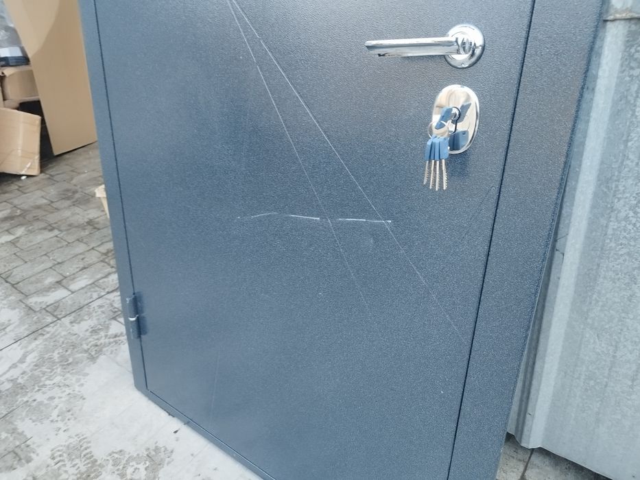 Входная металлическая дверь