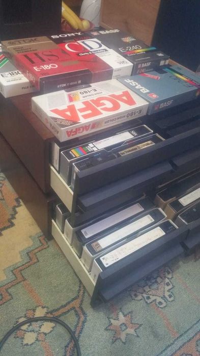 Viniluri,casete audio-video ,CD.uri ,banda magnetofon si camera v.