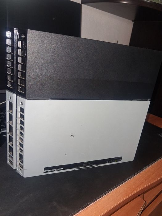 Vând consolă PS4 cu controller