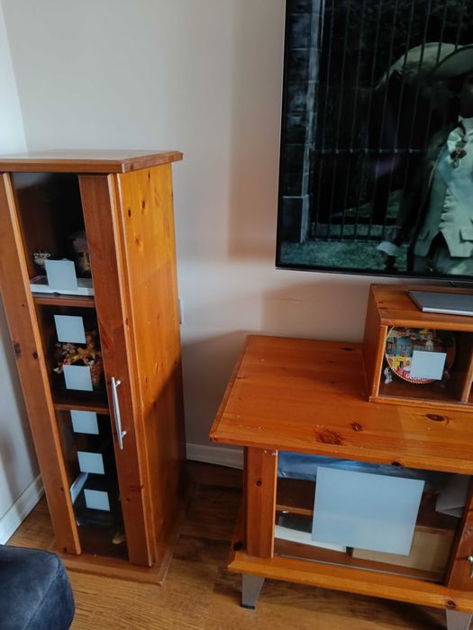 Шкаф от естествено дърво