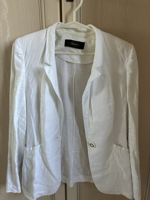 Белый льняной пиджак женский