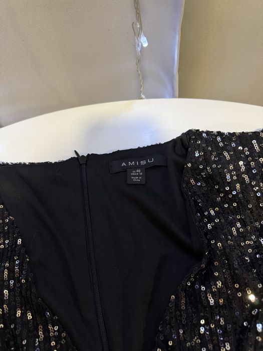 Женское платье в пайетках