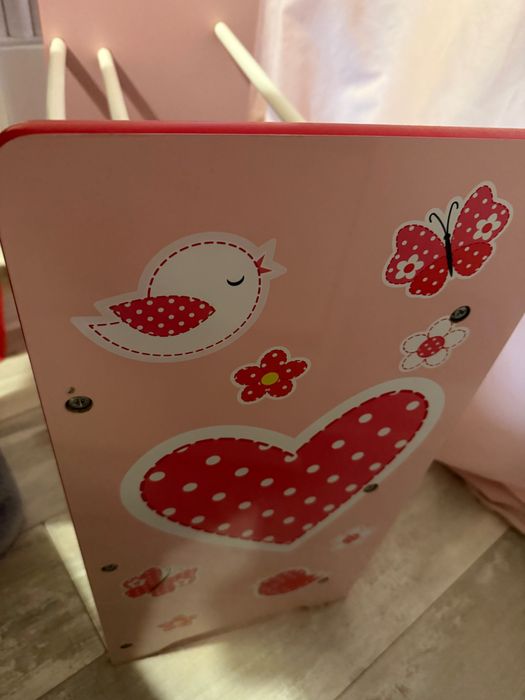 Дървена етажерка за детска стая