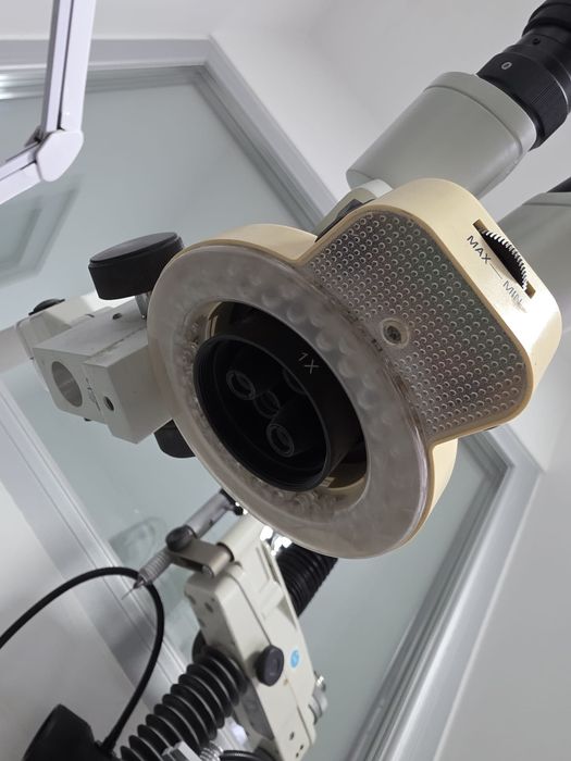 Microscop fino pentru tehnică dentară.