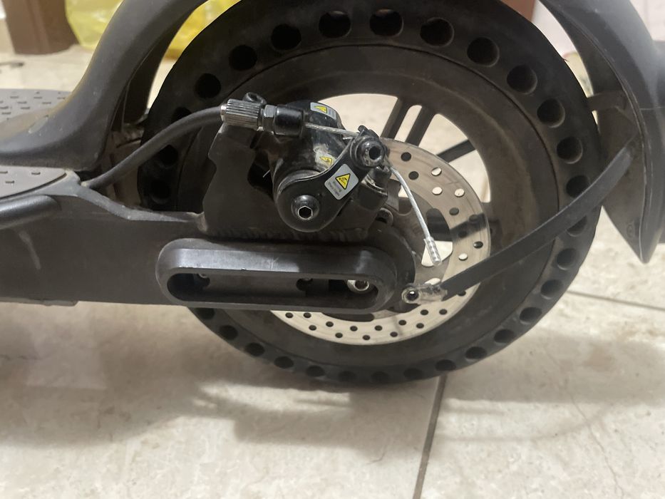 Trotineta electrica xiaomi m365 nu are nici 6 luni