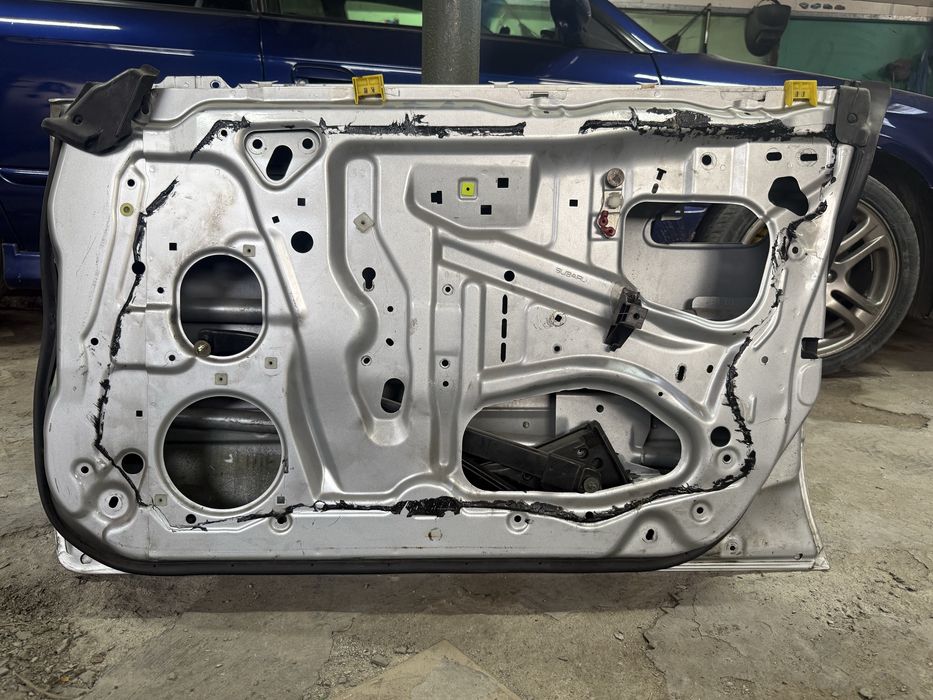 Передняя правая дверь Subaru