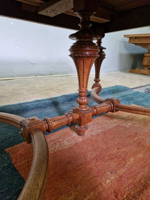 Антикварна резбована трапезна маса от късният викториански период